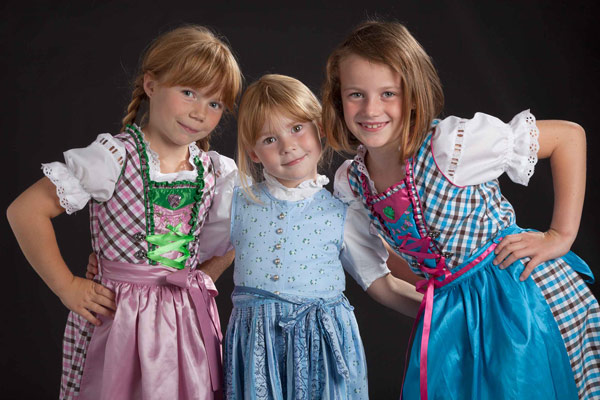Drei Mädchen im Dirndl